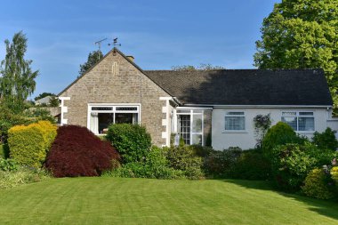 Güzel, eski bir İngiliz Evi 'nin taze kesilmiş bahçesi.