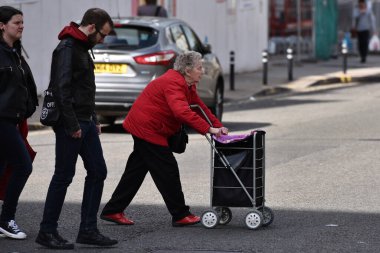 Bristol, İngiltere - 12 Mart 2019: Şehir merkezinde insanlar karşıdan karşıya geçiyor.