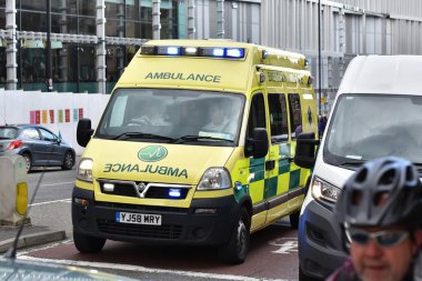 Bristol, İngiltere - 6 Mart 2015: Şehir caddesi boyunca ambulanslar sürüyor.