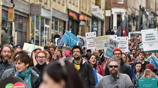 2015年3月6日 英国布里斯托尔 抗议者在支持Nhs的集会上游行 数千人抗议Nhs削减开支 关闭医院和私有化 — 图库照片