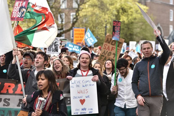 2015年3月6日 英国布里斯托尔 抗议者在支持Nhs的集会上游行 数千人抗议Nhs削减开支 关闭医院和私有化 — 图库照片