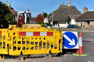 Trowbridge, İngiltere - 20 Ekim 2015: Şehir merkezindeki ana yolda trafik geçişleri.