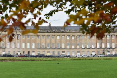 Bath, İngiltere - 18 Nisan 2010: Şehir merkezindeki Royal Crescent 'in manzarası. Somerset 'in pitoresk kenti Bath, her yıl 4 milyon ziyaretçiyle popüler bir turizm beldesi..
