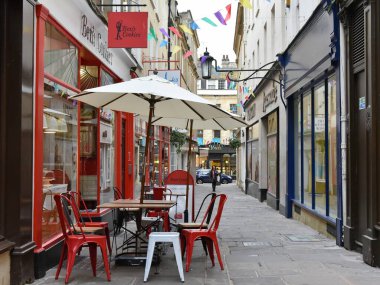 Bath, İngiltere - 18 Ekim 2015: Bir alışveriş caddesinde bir restoranın açık havada oturduğu görüldü. Somerset 'in pitoresk şehri Bath her yıl 4 milyon ziyaretçi alan popüler bir seyahat merkezidir..