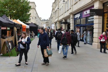 Bath, İngiltere - 18 Ekim 2015: İnsanlar Southgate alışveriş bölgesinde işlek bir caddede yürüyor. Somerset 'in Bath kenti, UNESCO' nun dünya mirası statüsüne sahip ve yılda 4 milyondan fazla ziyaretçisi bulunan ünlü bir şehir..