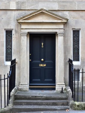 Eski bir kasaba evinin ön kapısı.