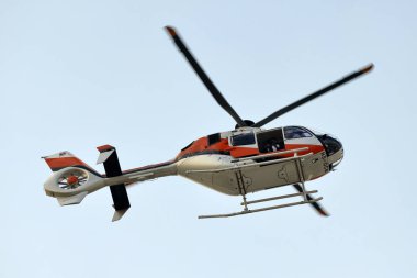 Bangkok, Tayland - 21 Aralık 2013: Bir helikopter şehir merkezinde hükümet karşıtı bir protestoyu haber yapan bir medya ekibi taşıyor. Protestocular siyasi reform çağrısında bulundu