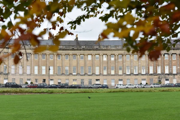 Bath, İngiltere - 18 Nisan 2010: Şehir merkezindeki Royal Crescent 'in manzarası. Somerset 'in pitoresk kenti Bath, her yıl 4 milyon ziyaretçiyle popüler bir turizm beldesi..