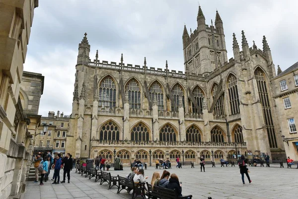 Bath, İngiltere - 5 Ekim 2012: Turistler ve yerliler tarihi Bath Abbey ve Roma hamamlarının eski avlusunda toplandılar. Somerset 'in tarihi kenti Bath' a her yıl 4 milyondan fazla ziyaretçi geliyor..