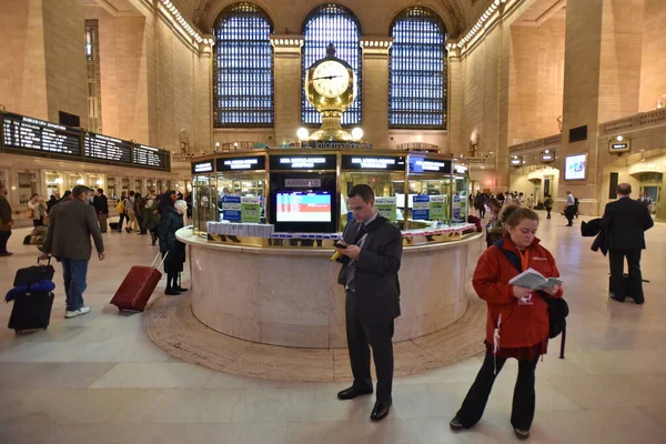2019年11月6日 美国纽约市 铁路旅客通过大中央车站 1871年开业的纽约中央车站是世界上最大的火车站之一 占地48英亩 — 图库照片
