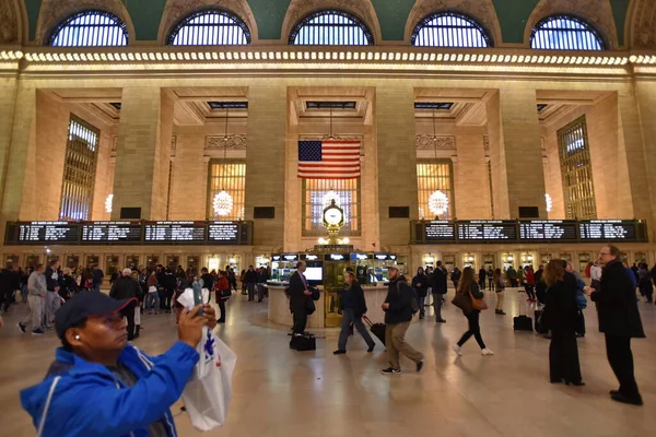 2019年11月6日 美国纽约市 铁路旅客通过大中央车站 1871年开业的纽约中央车站是世界上最大的火车站之一 占地48英亩 — 图库照片