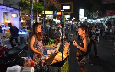 Bangkok, Tayland - 7 Şubat 2014: Khao San Road 'da turistlere erişte satan bir sokak satıcısı. Tayland 'ın başkentinde 16.000 tane kayıtlı sokak satıcısı var..