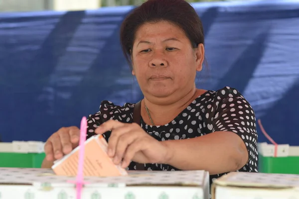 Bangkok Thailand Februari 2014 Een Kiezer Werpt Een Stembiljet Een — Stockfoto