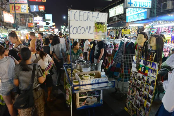 Bangkok Thailand Februari 2014 Gatuförsäljare Säljer Vännudlar Till Turister Khao — Stockfoto