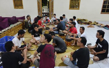 Bangkok, Tayland - 2 Şubat 2014: Taylandlı müzisyenler yerde oturuyor ve davul çalıyorlar