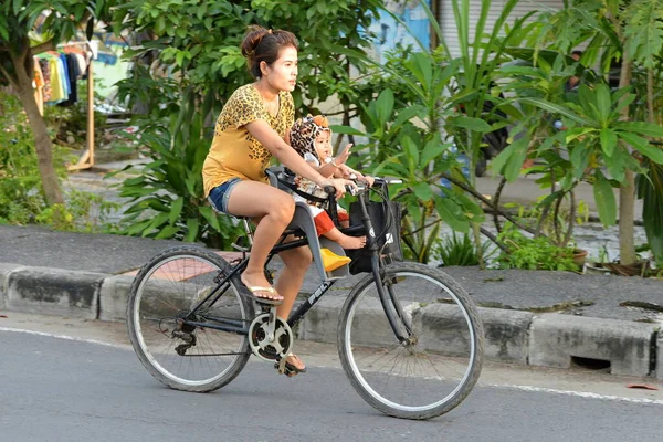 Μπανγκόκ Ταϊλάνδη Σεπτεμβρίου 2013 Μια Οικογενειακή Βόλτα Ποδήλατο Κατά Μήκος — Φωτογραφία Αρχείου