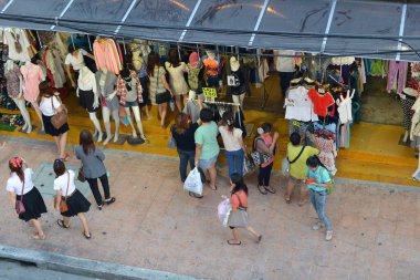 Bangkok, Tayland - 7 Ocak 2014: Şehir merkezinde yoğun bir yol boyunca trafik ilerliyor. Tayland başkentinin yoğun yollarına yılda yaklaşık 150 bin yeni motorlu araç katılıyor.