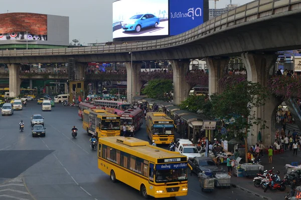 Bangkok Tailândia Janeiro 2014 Trânsito Move Longo Uma Estrada Movimentada — Fotografia de Stock
