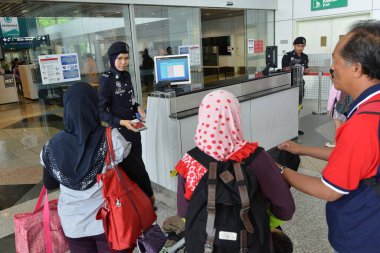 Bangkok, Tayland - 18 Kasım 2011: Tren yolcuları bir yeraltı istasyonunda MRT treninden indiler. Tayland başkentinin MRT 'si günde 240.000 yolcuya hizmet veriyor ve 20 km' lik şehir merkezi pisti.