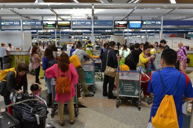 Bangkok, Tayland - 18 Kasım 2011: Tren yolcuları bir yeraltı istasyonunda MRT treninden indiler. Tayland başkentinin MRT 'si günde 240.000 yolcuya hizmet veriyor ve 20 km' lik şehir merkezi pisti.