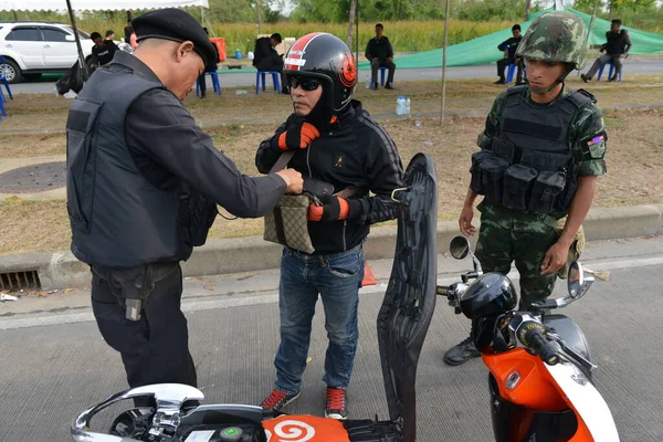 Μπανγκόκ Ταϊλάνδη Απριλίου 2014 Αστυνομία Σταματήσει Και Ελέγξει Μοτοσικλετιστές Ένα — Φωτογραφία Αρχείου
