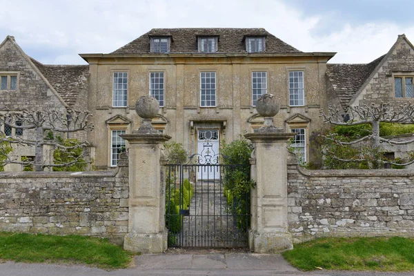 Das Äußere Eines Alten Hauses Mit Garten — Stockfoto