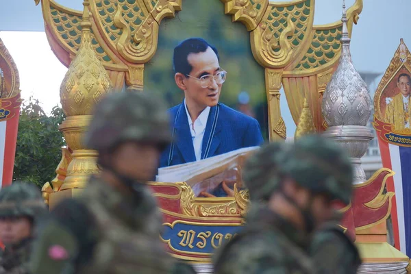 2014年5月29日 泰国曼谷 在军事政变后 人们在街上看到泰国国王的肖像 — 图库照片