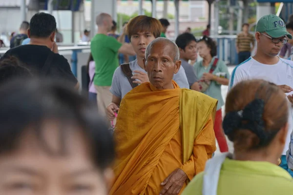 Bangkok Thailand May 2014 Monk Walks Busy Street City Centre — Stockfoto