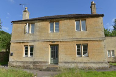 Eski Ev ve Bahçenin Dışında