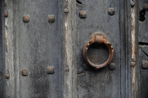 古いオークの木のドアをノック — ストック写真