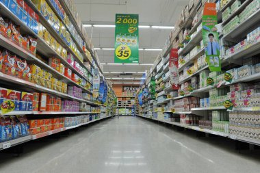 Bangkok, Tayland - 14 Nisan 2013: İngiliz Tesco, Amerika 'daki Walmart mağazalarından sonra dünyanın en büyük ikinci perakendecisi..
