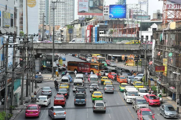 Bangkok Thailand January 2014 Traffic Moves Busy Road City Center — Foto Stock