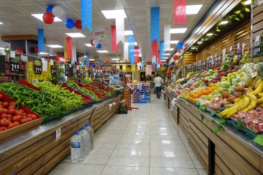 İstanbul, Türkiye - 23 Nisan 2018: Bir süpermarkette koridor görülüyor.