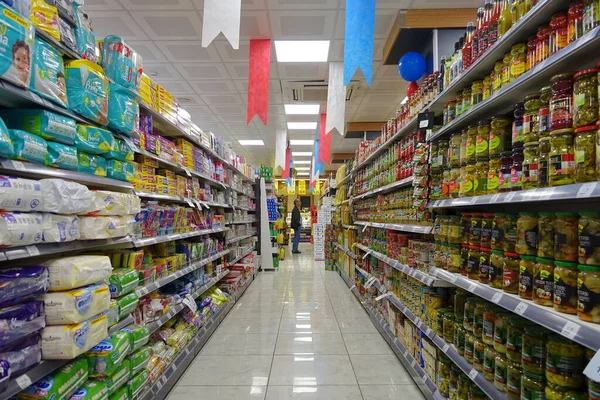 İstanbul, Türkiye - 23 Nisan 2018: Bir süpermarkette koridor görülüyor.