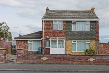 Tipik İngiliz Konutları 'nda Tarafsız Kırmızı Tuğla Evler ve Cephe Bahçeleri Dış Görünümü