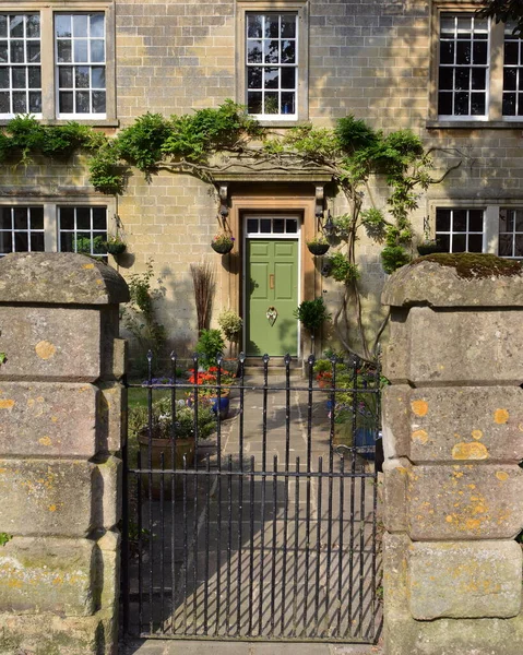 Pintu Masuk Dengan Gerbang Besi Dan Batu Eksterior Indah Old — Stok Foto