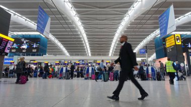 Londra, İngiltere - 15 Nisan 2018: Heathrow Havaalanı 'nın 5 numaralı terminali kalkış salonundaki uçuşları kontrol edin. Heathrow dünyanın en işlek havaalanlarından biridir ve Avrupa 'nın ilk yolcu sayısıdır..