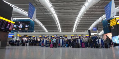 Londra, İngiltere - 15 Nisan 2018: Heathrow Havaalanı 'nın 5 numaralı terminali kalkış salonundaki uçuşları kontrol edin. Heathrow dünyanın en işlek havaalanlarından biridir ve Avrupa 'nın ilk yolcu sayısıdır..