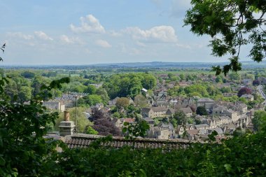 Yüksek Vantage Noktasından görülen tipik bir İngiliz kasabası manzarası. Wiltshire, İngiltere 'deki Avon' daki Tarihi Bradford.