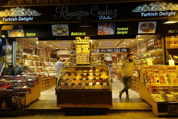Estambul Turquía Abril 2018 Una Tienda Que Vende Comida Tradicional —  Fotos de Stock