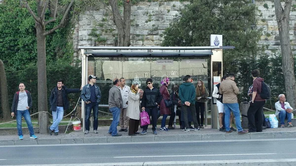Istanbul Türkei April 2018 Menschenmenge Wartet Tagsüber Bushaltestelle Auf Bus — Stockfoto