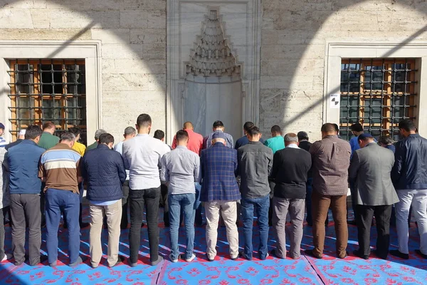 Κωνσταντινούπολη Τουρκία Απριλίου 2018 Μουσουλμάνοι Και Τουρίστες Επισκέπτονται Ιστορικό Μπλε — Φωτογραφία Αρχείου