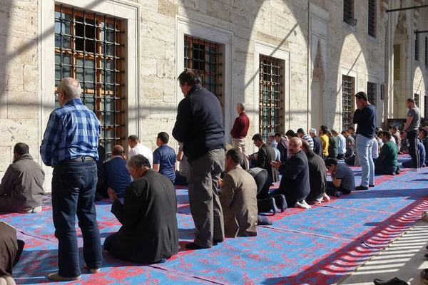 Istambul Turquia Abril 2018 Muçulmanos Turistas Visitam Histórica Mesquita Azul — Fotografia de Stock