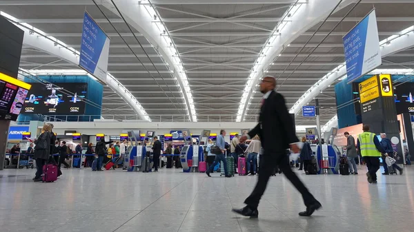 英国伦敦 2018年4月15日 航空旅客在希思罗机场5号候机楼登机大厅办理登机手续 希思罗机场是世界上最繁忙的机场之一 客运量居欧洲首位 — 图库照片