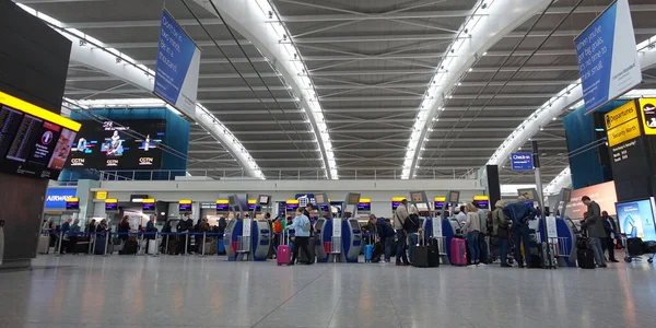 Londra Ngiltere Nisan 2018 Heathrow Havaalanı Nın Numaralı Terminali Kalkış — Stok fotoğraf