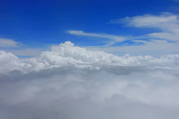 Gökyüzü Beyaz Kabarık Bulutların Manzaralı Yüksek Rtifa Görünümü — Stok fotoğraf