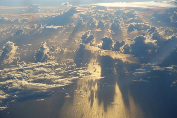 Vista Panorámica Gran Altitud Del Cielo Las Nubes Esponjosas Blancas — Foto de Stock