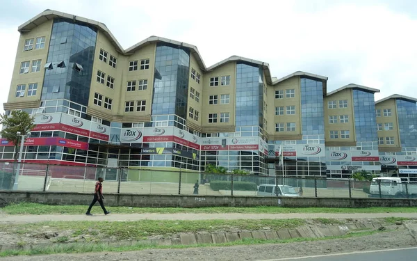 肯尼亚内罗毕 2018年4月14日 现代办公室和建筑物出现在市中心街道上 近年来 随着中国投资的大量涌入 肯尼亚首都的发展迅速 — 图库照片