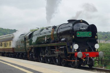 Bath, İngiltere - 16 Mayıs 2018: İngiliz Pullman Buhar tren motoru Bath Spa tren istasyonunda durur.