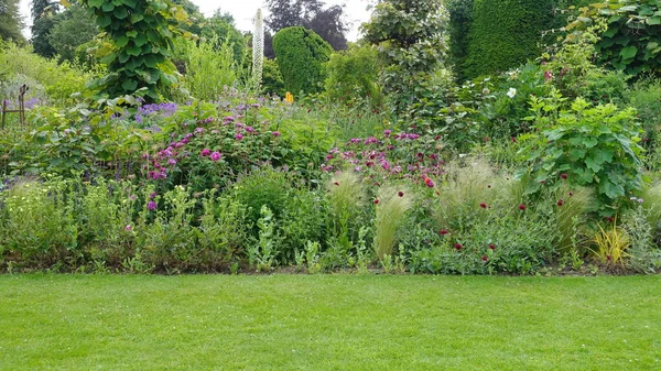 Scénická Krajina Pohled Atraktivní Anglický Styl Zahrady Zeleným Čerstvě Posekaným — Stock fotografie